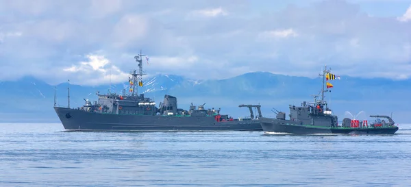 Naval minesweeper in Avacha bay on Kamchatka. — Stock Photo, Image