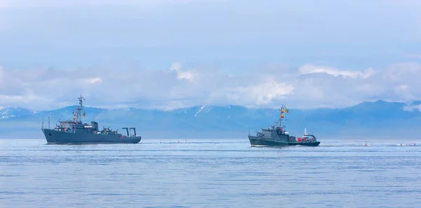 Minesweeper naval na baía de Avacha em Kamchatka . — Fotografia de Stock