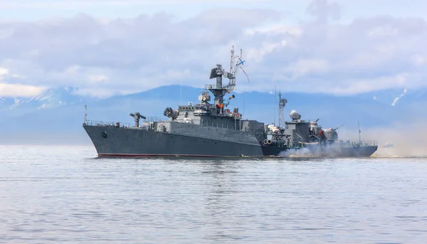 Rus savaş gemisi kıyı boyunca gidiş