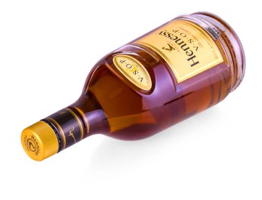 Beyaz arka plan üzerinde izole Hennessy konyak şişesi.