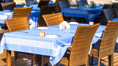 Yaz kafede boş tablolar.