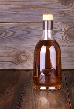 şişe viski ahşap zemin .