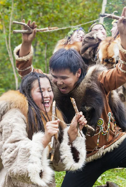 Aborígenes de Kamchatka bailando en fiesta "Alhalalay ". — Foto de Stock