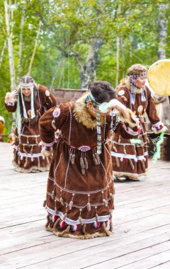 Aborjin Kamçatka Alhalalay üzerinde dans