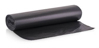 Beyaz arkaplanda izole edilmiş tek kullanımlık çöp torbaları.