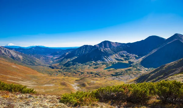 Valle de la montaña en el cráter de un volcán extinto en Kamchatka —  Fotos de Stock