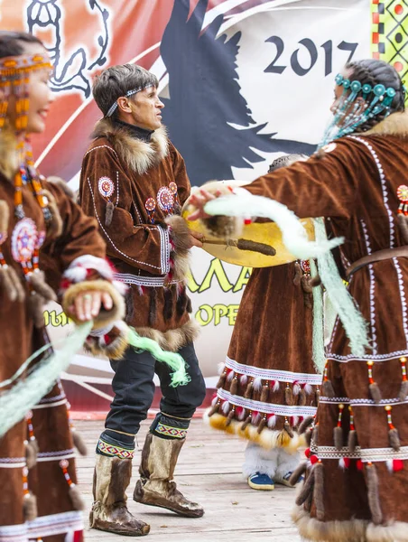 Aborígenes de Kamchatka bailando en Alhalalay — Foto de Stock