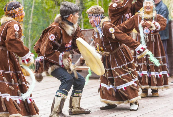 Aborjin Kamçatka Alhalalay üzerinde dans