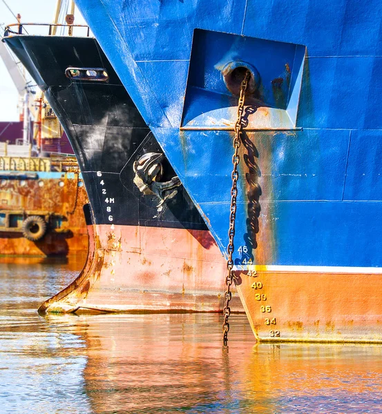 Primo piano della catena metallica dell'ancora di una grande nave . — Foto Stock