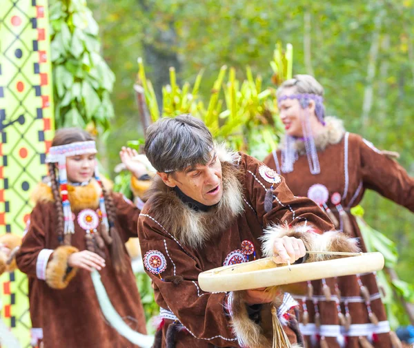 Aborígenes de Kamchatka bailando en Alhalalay — Foto de Stock
