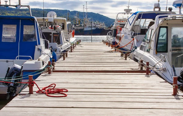 motorlu tekneler ve Yelkenli Yatlar için ahşap iskele.