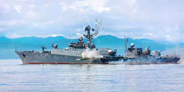 Rus savaş gemisi Pasifik Okyanusu kıyısı boyunca gidiş.