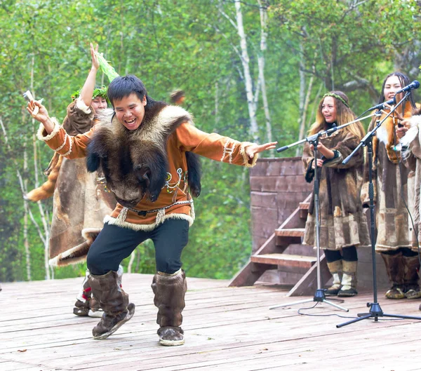 Aborígenes de Kamchatka bailando en fiesta "Alhalalay ". — Foto de Stock