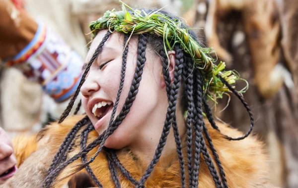 Aborígene de Kamchatka dançando na festa "Alhalalay ". — Fotografia de Stock