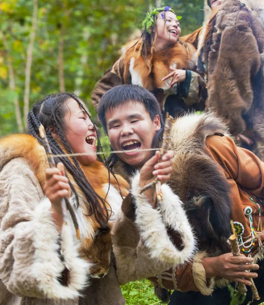 Aborígene de Kamchatka dançando na festa "Alhalalay ". — Fotografia de Stock