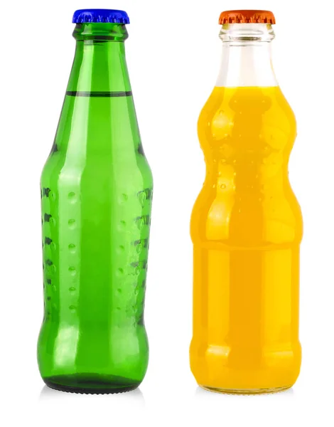 Läsk flaskor på vit bakgrund med urklippsbana. — Stockfoto