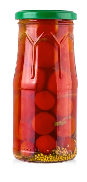 Маринований вишневий помідор у скляній банці на білому фоні . — стокове фото