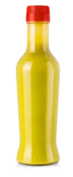 Бутылка острого соуса проливает жидкость на белом фоне . — стоковое фото