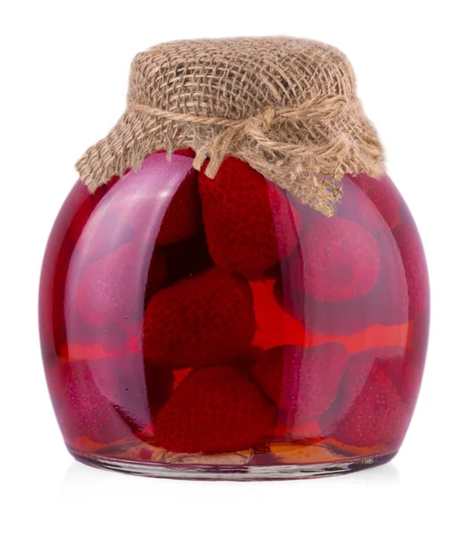 Erdbeermarmeladenglas isoliert auf weißem Hintergrund. — Stockfoto