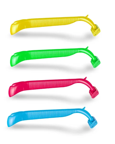 Χρωματιστά πλαστικά μιας χρήσης ξυριστικές μηχανές απομονωθεί σε λευκό. — Φωτογραφία Αρχείου
