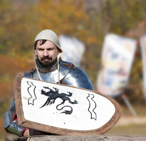 Medieval knight in armor without a helmet waiting for battle — Stock Photo, Image