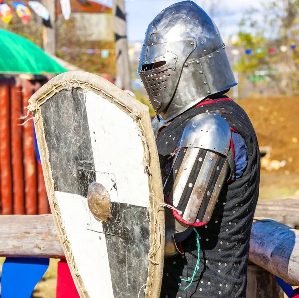 Medieval knight on the battlefield. — Stock Photo, Image