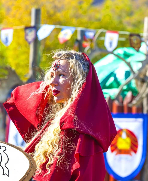 Woman in red medieval clothes — Stock Photo, Image