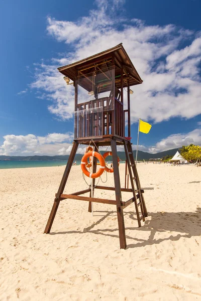 Спасательная башня на пляже. — стоковое фото
