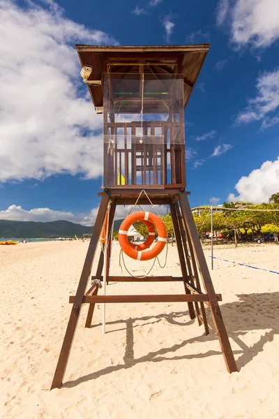 Torre de salvavidas en la playa. — Foto de Stock