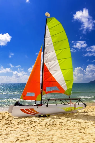 Yate de vela en la arena junto al mar . — Foto de Stock