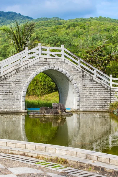 El puente sobre el estanque en el Jardín Chino . — Foto de Stock