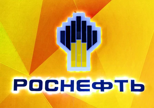Plaat met een Russische Rosneft olie bedrijfslogo — Stockfoto