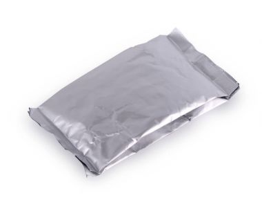 Gümüş folyo fermuar çanta beyaz arka plan üzerinde ambalaj.