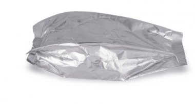 Gümüş folyo fermuar çanta beyaz arka plan üzerinde ambalaj.