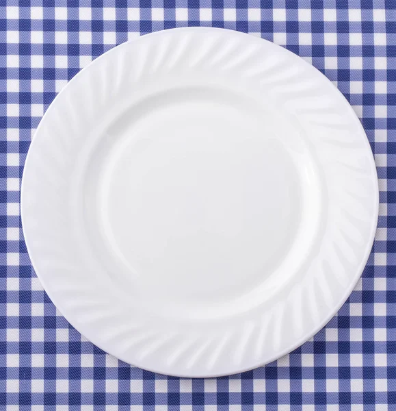 Beyaz plaka üzerinde mavi ve beyaz kareli kumaş masa örtüsü Backgr
