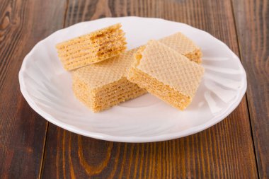 Ahşap bir masa günü kahvaltıda tatlı Belçika waffle