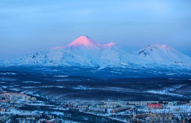 Panoramik şehir Petropavlovsk Kamchatsky ve volcanoe