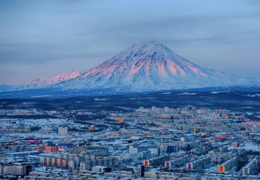 Panoramik şehir Petropavlovsk Kamchatsky ve volcanoe