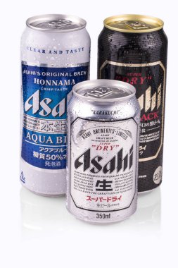 Asahi süper kuru bira beyaz üzerinde köpekler..