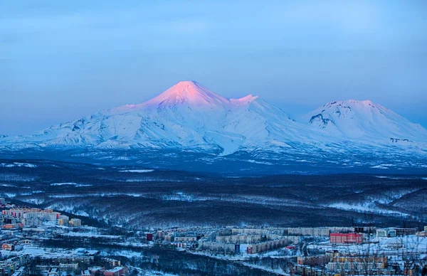 Vue panoramique de la ville Petropavlovsk-Kamchatsky et volcan — Photo