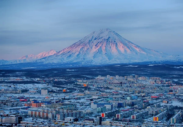 Panoramatický pohled na město Petropavlovsk-Kamčatskij a volcanoe — Stock fotografie