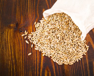 ahşap yüzey üzerinde ham çavdar.