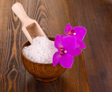 ahşap yüzey üzerinde ahşap Kupası whith Orhid beyaz banyo tuzu