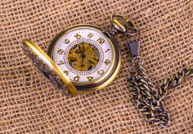 Çuval bezi arka plan üzerinde eski vintage saat.