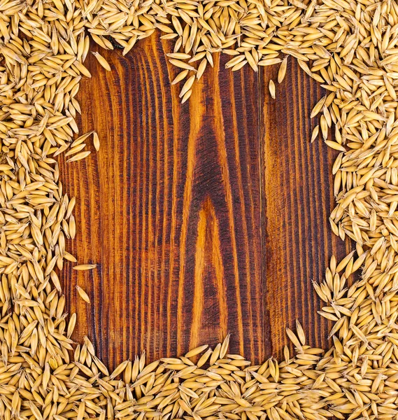 Вівсяні вуха на фоні темно-коричневого дерева — стокове фото