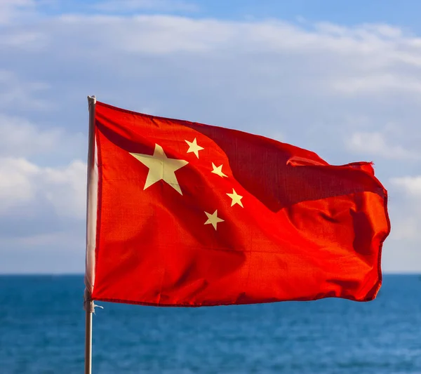 Bandeira Nacional Chinesa contra o Mar Azul . — Fotografia de Stock