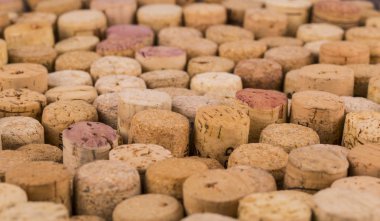 arka plan deseni ve şarap şişeleri mantarlar.