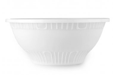 Beyaz bir arka plan üzerinde tek kullanımlık plastik tabak.