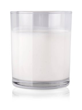 fincan beyaz zemin üzerine yoğurt.