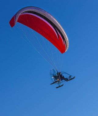 Spor paramotor ve mavi gökyüzü